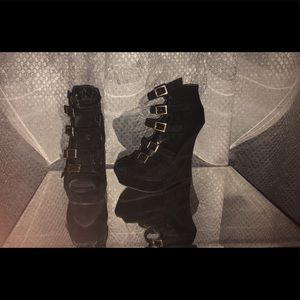 🏷 Black Buckle Straps Shoedazzle Wedge Heels 🛍